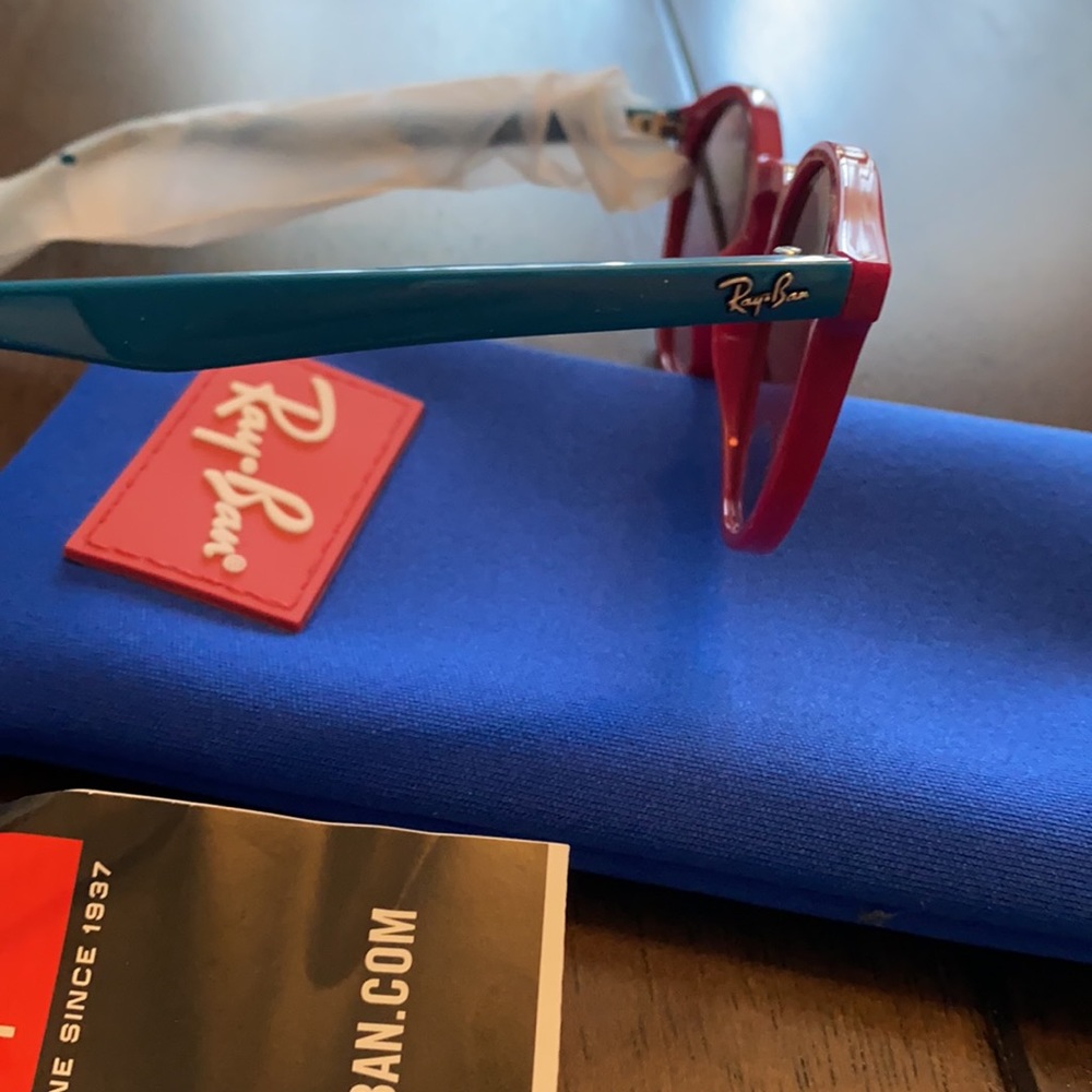 New Children’s Red and Blue Ray-Ban Sunglasses - Picture 6 of 6
